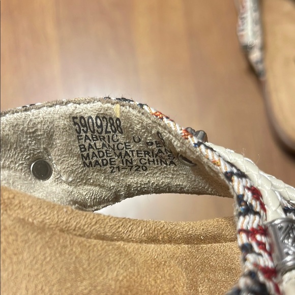 - Minnetonka Beige Patterned Sandals size 9 - Picture 2 of 6